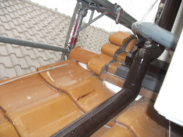 鬼瓦の裏側をシーリング材で補修